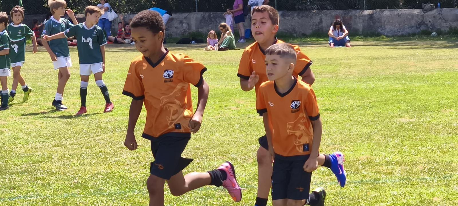 Criança a correr com a bola