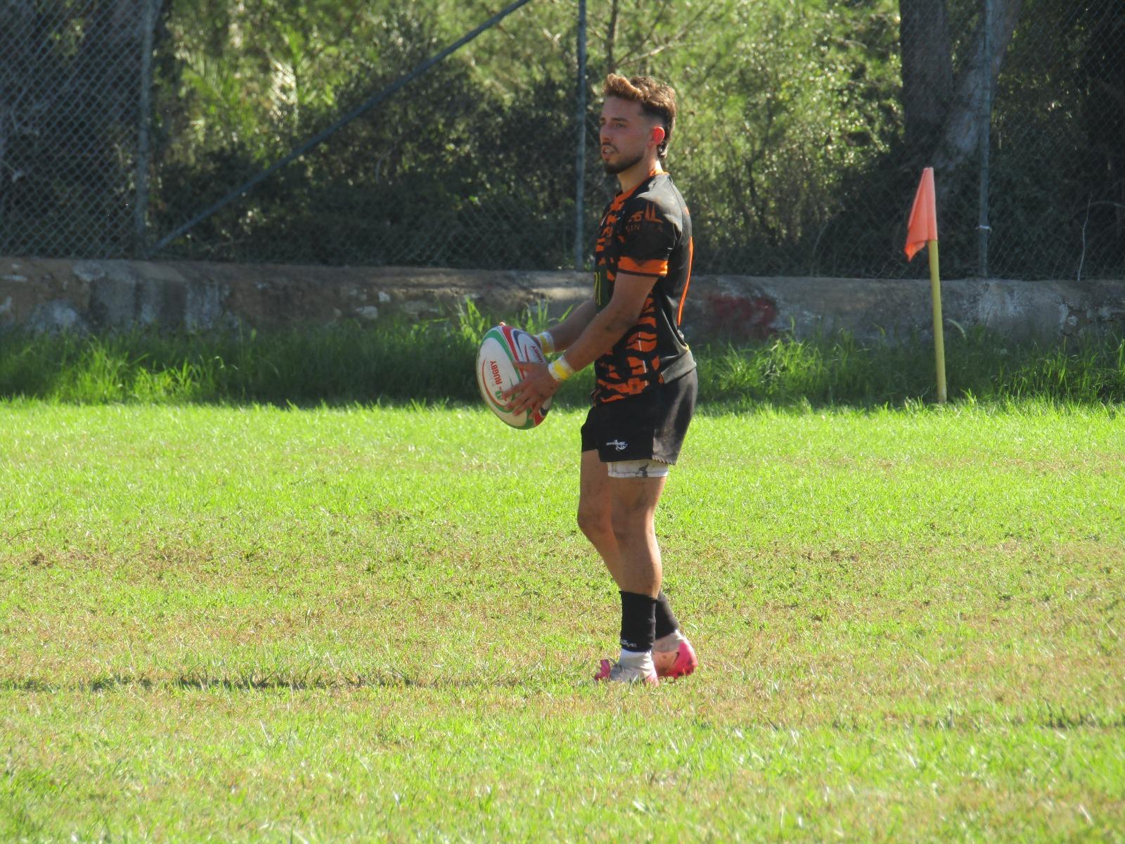 Atleta sénior com a bola