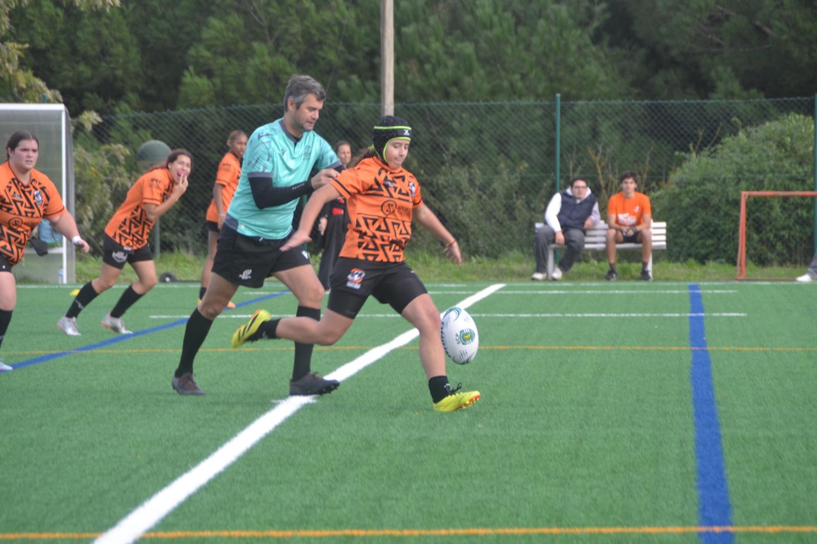 Atleta feminina a pontapear